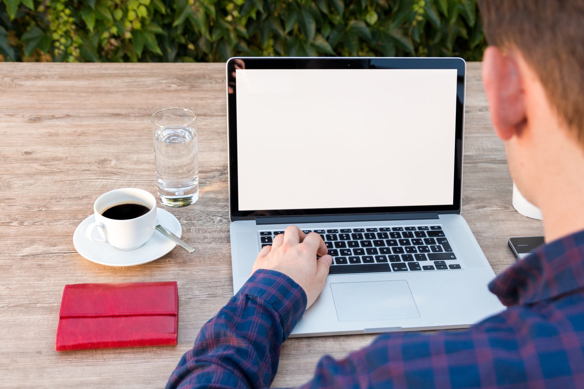 Iti construiesti singur site-ul sau apelezi la o agentie de web design? Raspunsul il gasesti aici!