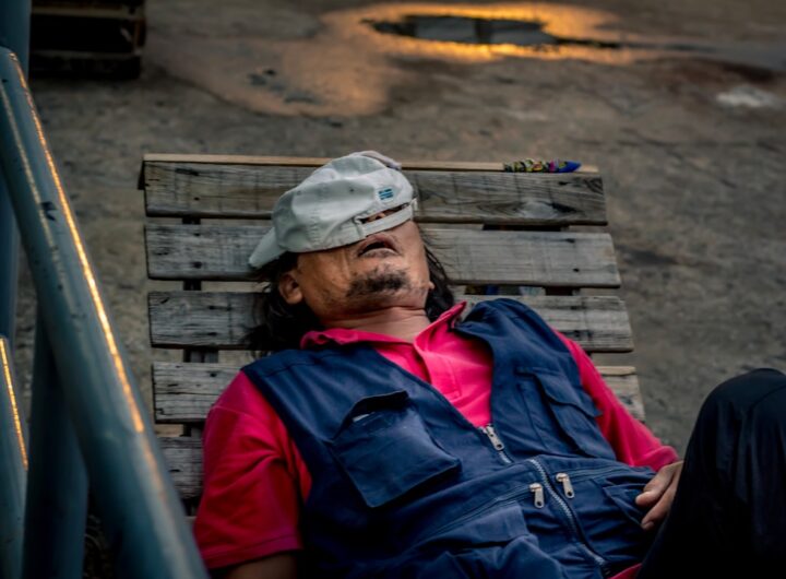 Photo Exhausted worker