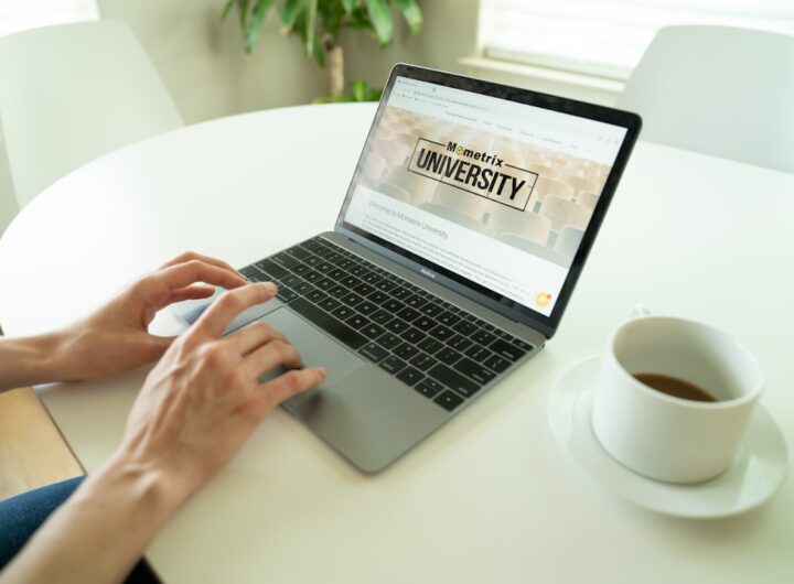 Photo attract clients on LinkedIn