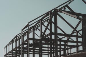 Spațiu de birou modern, încă nemobilat, cu ferestre mari și lumină naturală