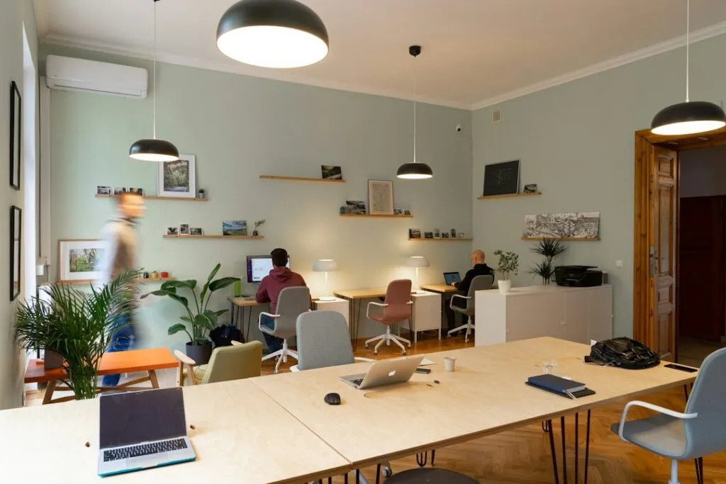 Photo common office workspace mistakes