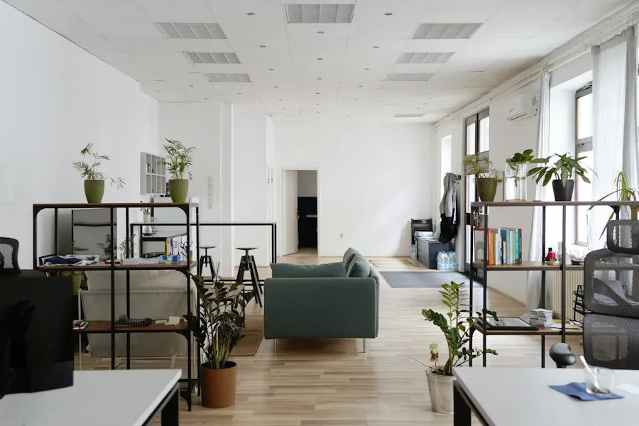Photo common office workspace mistakes